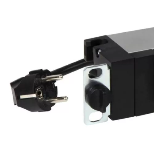 Legrand 646821 19" 1U 16A 230V 9x Schuko aljzat CEE7/7 csatlakozó biztonsági zsaluval 3m kontrol LED-es elosztósor