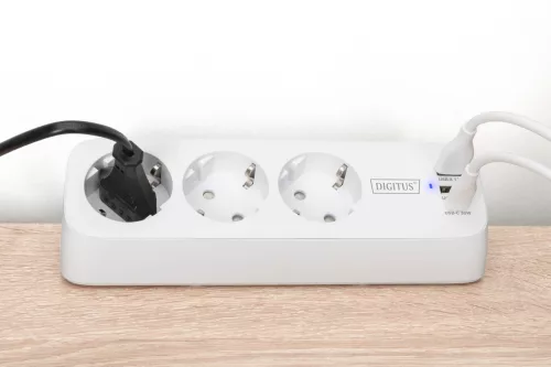 DIGITUS DA-70626 3 aljzatos 2x USB-A 1x USB-C fehér 1,5m asztali elosztó