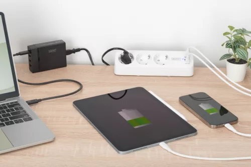 DIGITUS DA-70626 3 aljzatos 2x USB-A 1x USB-C fehér 1,5m asztali elosztó