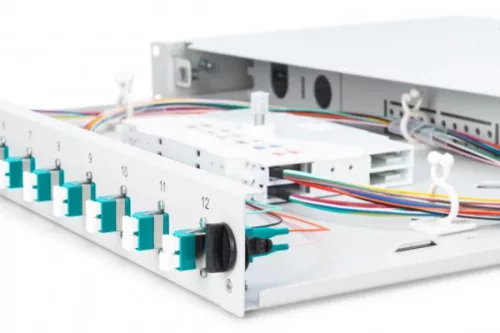 DIGITUS DN-96331/3 19" 1U 12xLC duplex OM3 toldóval pigtaillel és kötőkazettával szerelt optikai patch panel